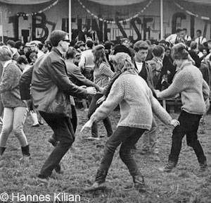 Junge Leute tanzen Twist auf der Wiese, Copyright Hannes Kilian, Foto 1965