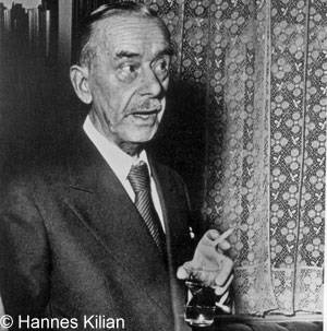 Thomas Mann mit Glas und Zigarette im Gespräch, Copyright Hannes Kilian, Foto 1955